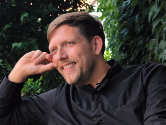 Chefkoch Nick Meyer von Gundies Home spricht mit Nadine und Tina vom Podcast Zwischen Waage und Wahnsinn über seine Abnehmreise, ADHS und gute Ernährung